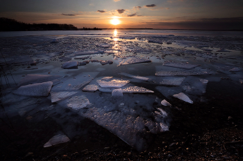 тает лёд / остатки льда ждут прихода весны. Минское море, конец марта 2023