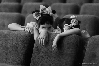 Тихо, нас фотают / в зрительном зале