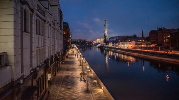 с видом на памятник Петру Первому / Панорама