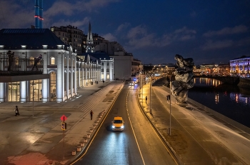 На фоне ГЭС-2 / Развлекательный центр ГЭС-2