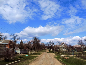 Весна.Улица... / Деревенская улица,дома,небо,облака