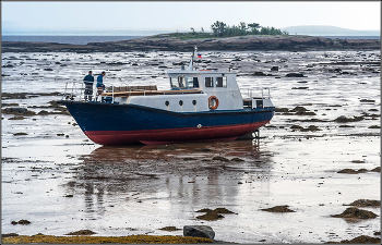 Отлив на Белом море. / Белое море, остров Кий, отлив.
Отливы - приливы здесь знатные - перепад уровня воды составляет около 3-х метров. И так 2 раза в сутки. Вполне можно соорудить приливную электростанцию.