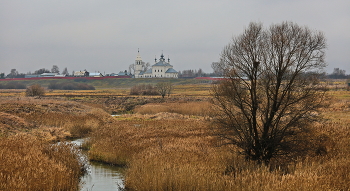 Окраина деревни / Церковь Рождества Пресвятой Богородицы, Владимирская область, Суздальский район, село Менчаково, река Ирмес