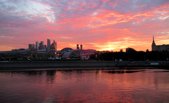 Закат пылал / Москва, вид на Москва-сити, площадь Европы и окрестности.