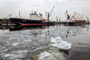 Время ледохода. / Морской порт Петербурга. Март 2016.