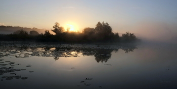 Тишина на рассвете. / Утренний туман на озере Сосновое.