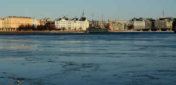 &nbsp; / Аврора с моста Санкт - Петербурга, весна, утро