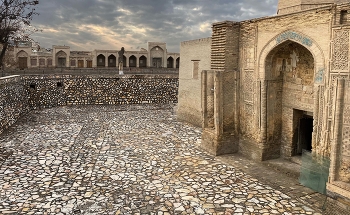 Каменное безлюдье / Бухарский закоулок