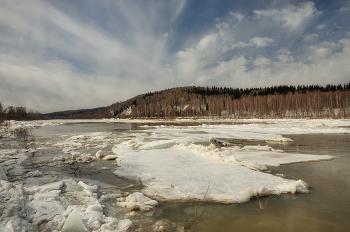 Начался ледоход на реке / Кузбасс, Таштагольский район, п.Подкатунь