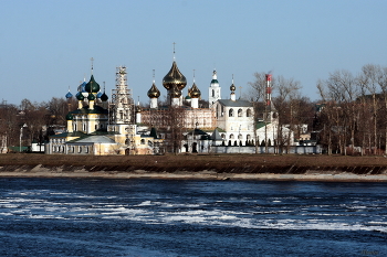 &nbsp; / Свято-Воскресенский монастырь ..подальше..на переднем плане-Церковь Иоанна Предтечи.