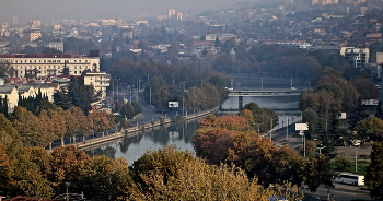 «Течёт Кура... Свидетельница многих, многих лет» / Гру́зия (груз. Сакартве́ло). Тбилиси, старый город. Вдали мост через реку Куру, названный в честь грузинского поэта Николоза Бараташвили.

https://stihi.ru/2012/01/05/10529?ysclid=lgpjn21hl5982408074 
Раздумья на берегу Куры
Николоз Бараташвили
