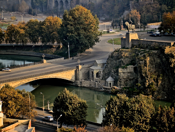 Тбилиси, район Метехи / Метехский мост и памятник Вахтангу Горгасали, — царю Иберии (V век), основателю Тбилиси, основоположнику грузинской государственности. Грузинская Православная Церковь причислила его к лику святых.