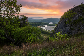 весенний пейзаж / Снимок сделан около скалы Орёл в конце мая. На среднем плане река Партизанская. Прим. край.