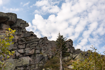 Под небом голубым / Прогулки среди скал