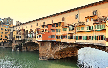 Понте-Веккьо — мост во Флоренции / Понте-Веккьо — мост во Флоренции, расположенный в самом узком месте реки Арно, почти напротив галереи Уффици. Это самый старый мост в городе: он был построен в 1345 году