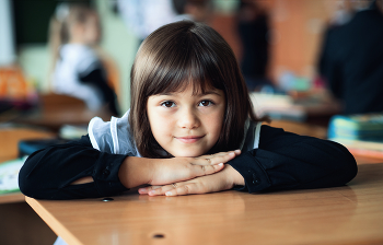 Эмма / Эмма.... Я только услышала и сразу поняла ...это не просто имя , а целый характер!
.. С греческого -драгоценная, римского - решительная, соперница...,с еврейского значение – «Бог с нами», арабского -верная... Но это всё потом, а сейчас она просто девочка Эмма первоклашка..)