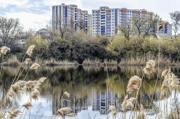 Городской массив.. утром после рассвета.. / Городской массив. Вид с водохранилища. Окраина города. И его отражение утром весенним. Спокойная сцена. Спокойная пока вода и в ней отражение домов..