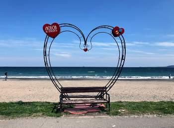 Скамейка для влюбленных / море, пляж,песок,корабль