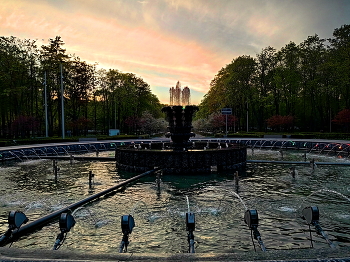 Весенний вечерний фонтан / Москва, Лужники