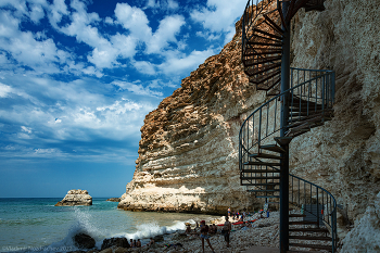 Скалистый пляж / спуск по лестнице