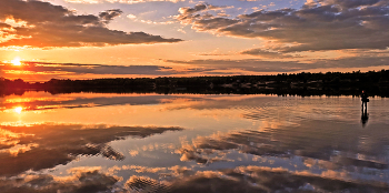 Вечерний закат 9 МАЯ. / "Когда закат прощальными лучами
Спокойных вод озолотит стекло,
На божий мир я в этот час гляжу
И в тишине природы необъятно
Покой уму и сердцу нахожу".