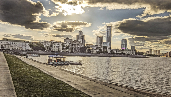 Река Исеть и вид города до плотины. / Это пояснение к снимку 09.05.2023. Снято 2019.