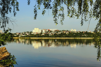 Вид с берега левого на правый.. / Утром весной в мае. С берега водохранилища.. Городской вид. Отражение в водной глади утром. И естественная рамка..