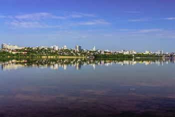 Береговая линия утром / Утро май, с берега левого на правый. Городской пейзаж с берега. Вид на правый берег водохранилища. Отражения в спокойной воде утром..