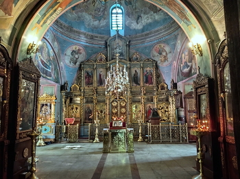 В старом храме / Знаменская церковь в Аксиньине