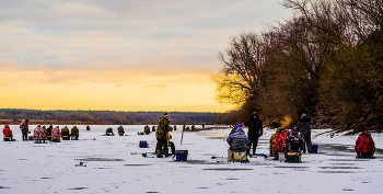 Собрались порыбачить. / Зимняя рыбалка на озере Исток.