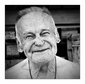 Летят журавли / Из альбома "Односельчане".
Нравится снимать наших стариков, их лица.