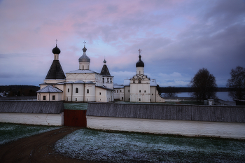 Майским снегом припорошеннный, монастырь стоит на берегу...3 / Вологодская область, Ферапонтово, май 2023