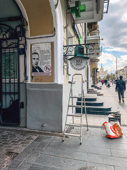 обновляем вывески / подворотня к дому Булгакова