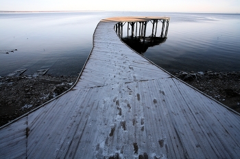 динозавр / река