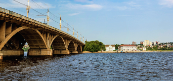 Утром у моста... / На водохранилище, утром майским. Мост и берег города. Утренний свет, и освещение... Панорамная съемка. Пейзажная панорама.