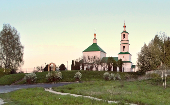 Церковь Святой Живоначальной Троицы / Церковь Святой Живоначальной Троицы села Льгов Хотынецкого района, Орловской области упоминается в писцовых книгах еще в 17 веке, что по праву позволяет назвать ее одной из древнейших на Орловщине. Стоит на холме посреди села, расположенного на пологом берегу реки Вытебеть. 9.02.1691 по челобитью стольников Ивана Ивановича и Ивана Алексеевича Ржевских была выдана благословенная грамота на строительство в их вотчине новой церкви, освящённой в 1697.