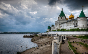 На набережной перед грозой / Кострома