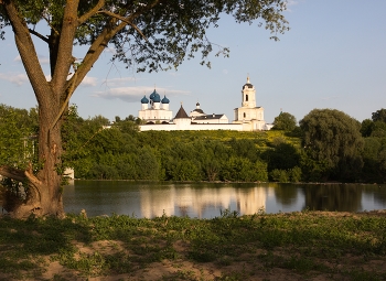 Июньский сюжет у плотины / Высоцкий монастырь