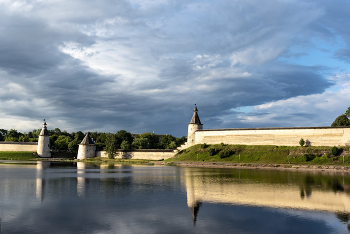 Псковские крепыши / Псковский кремль на реке Великой