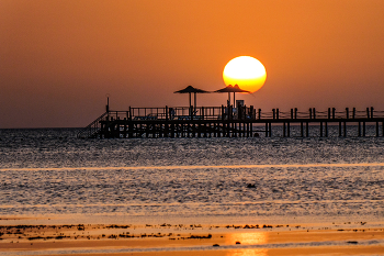 Жаркий восход над пирсом при отливе сегодня. Макади бей. Красное море. / Египет.
