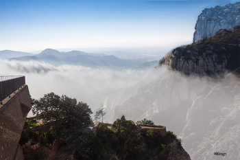 С высоты Монсеррата / Быстро поднимающийся туман