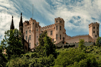 Замок Штольценфельс (Schloss Stolzenfels) / Оригинальное здание было возведено в 1259 году. Замок принадлежал князьям-выборщикам Трирским фон Изенбургам и служил таможенным постом. Сохранившаяся и по сей день основная башня – бергфрид была построена в 1244 году и состояла из 6 этажей. Её неоднократно достраивали, в том числе и в XIX веке. Замок неоднократно перестраивался и увеличивался в размерах. В 1300 году была возведена стена, ведущая вниз, к самому берегу Рейна. На стыке XIV-XV веков были возведены ещё жилые здания и жилая башня. Но уже в 1412 году таможенный пост был перенесён в недавно построенный замок Куноштайн, который впоследствии был перестроен в стиле барокко и приобрёл новое имя – дворец Энгерс.