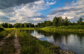 Озеро, дорога, облака и ....... / 18 июня 2023 года. Восток Подмосковья, Дрезна.