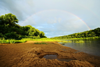 Замок из песка . / Берег после дождя .