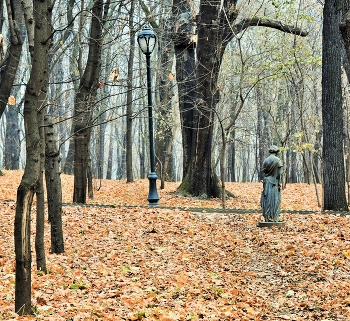 "Лишь тот, кто знает одиночество, поймет ..." / "Лишь тот, кто знает одиночество, поймет
Что радость высшая в самом тебе живет ...
Но там же зреет и великая печаль,
Что раскрывает пред тобой любую даль ..."