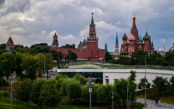 Вечер пятницы в Москве / 30 июня 2023. Москва, Кремль, Храм Васи́лия Блаже́нного, вид со стороны парка «Зарядье»