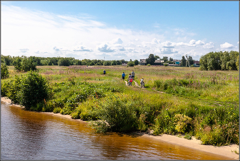 Жарким летним днём на дачу. / На островах в дельте Северной Двины у многих жителей Архангельска дачи. между островами курсирует речной трамвайчик.