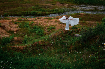 В песчаных карьерах / модель Ангелина Табакова
платье и крылья предоставлены студией «Каталея»