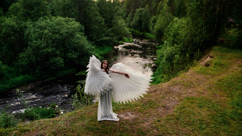 Над рекой / модель Ангелина Табакова
платье и крылья предоставлены студией «Каталея»