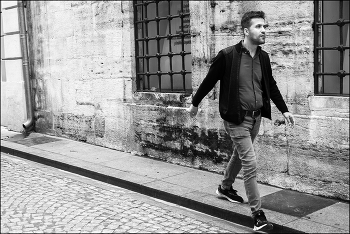 местный абориген на ураме / ходит-бродит